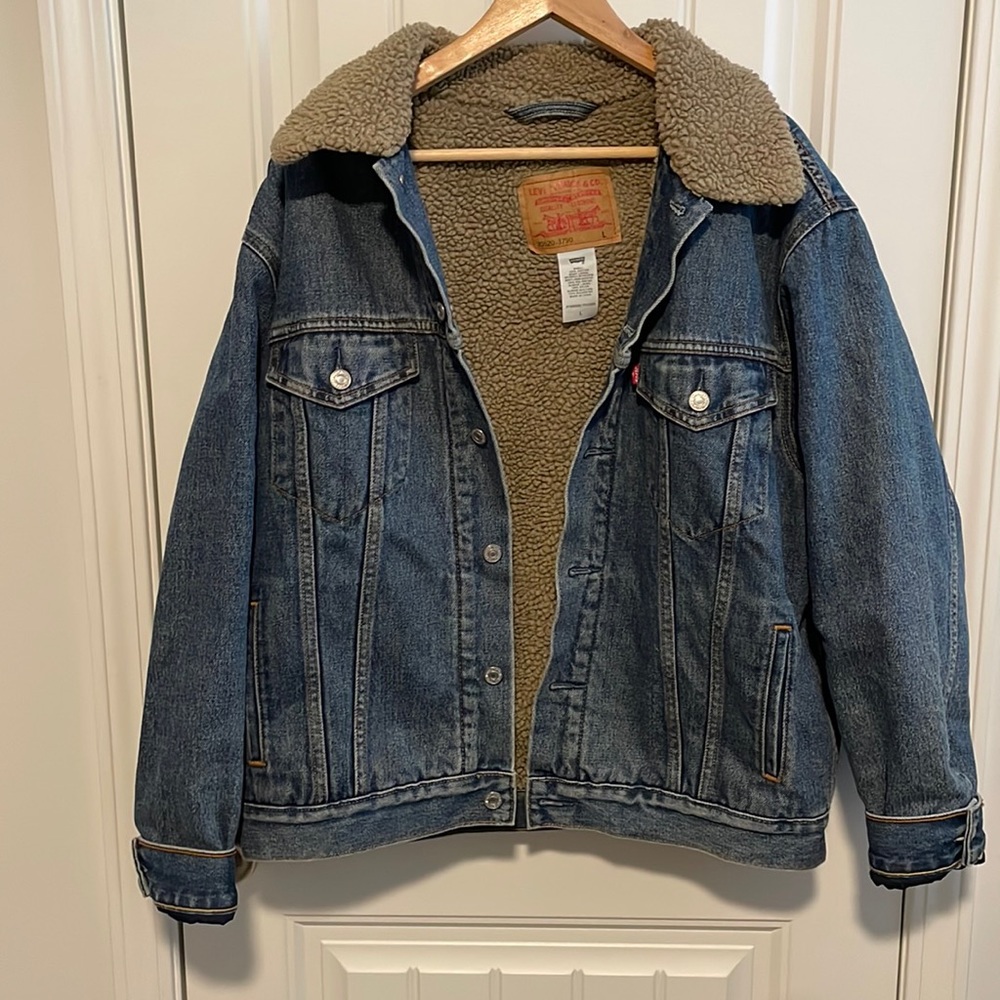 Levi’s denim jacket with tan sherpa lining men’s large